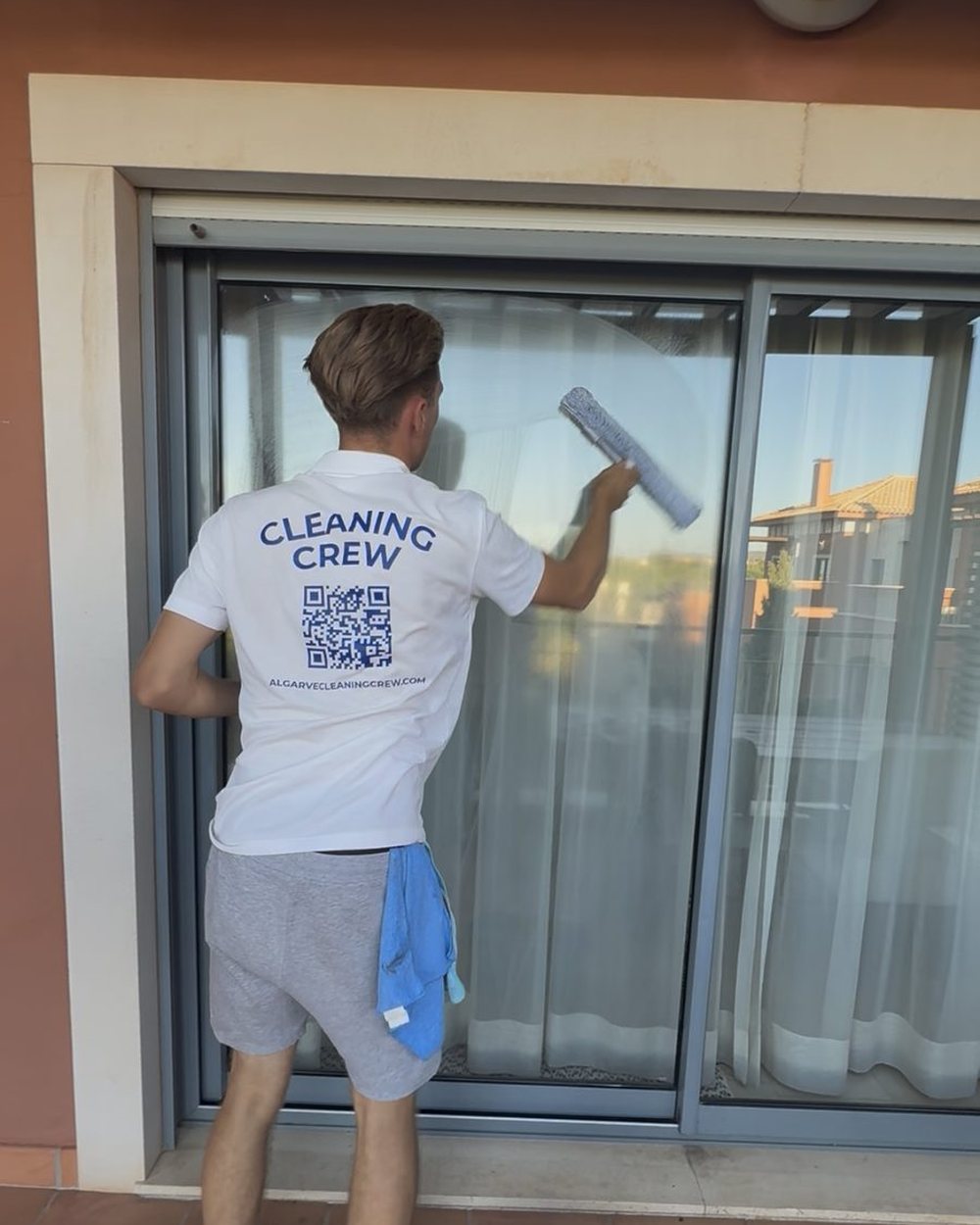 Exterior glass cleaning on an apartment terrace in Vilamoura