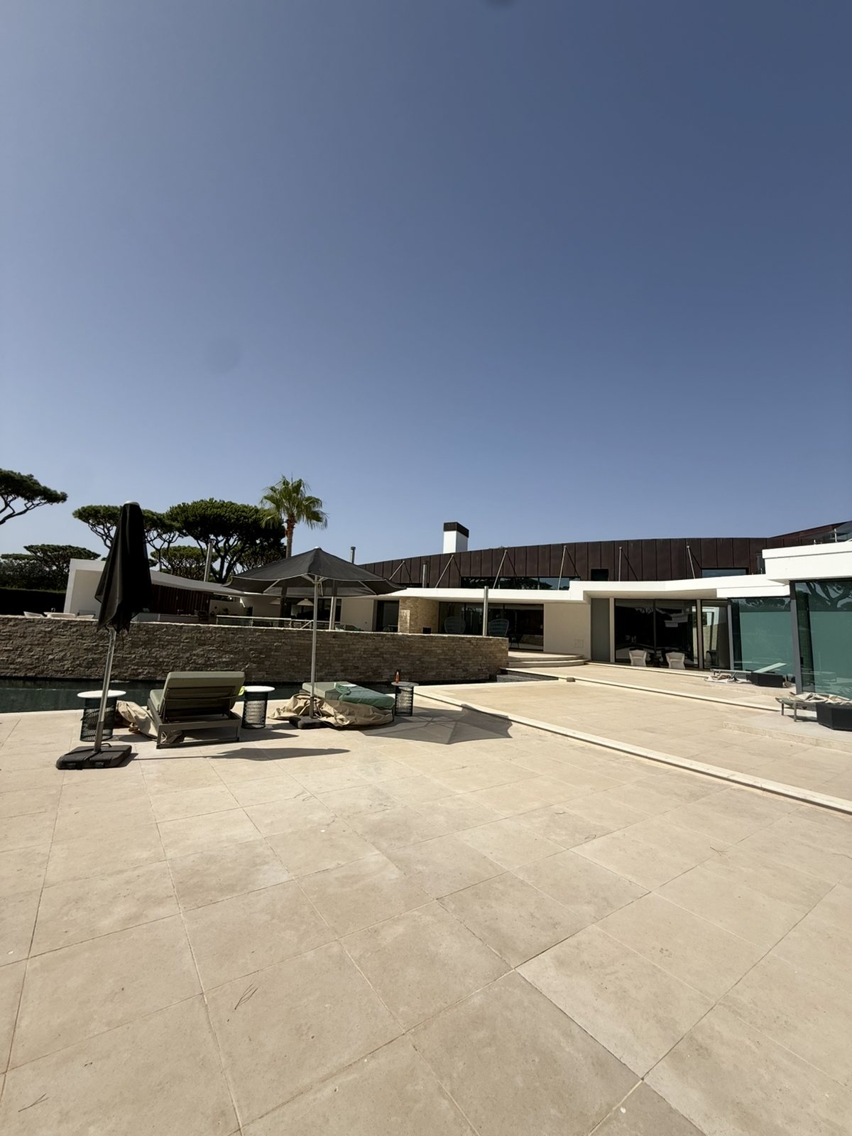 The terrace and pool area of a villa in Pinhal Velho, Vilamoura
