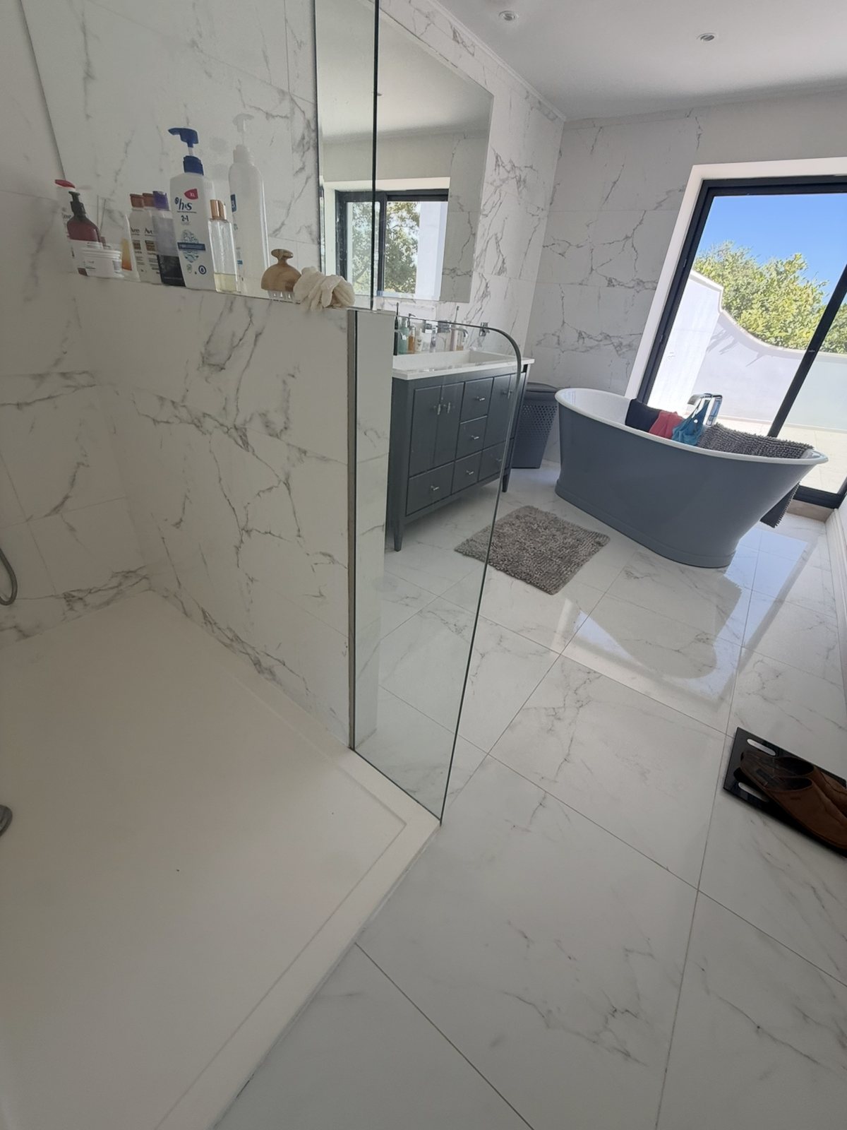 Bathroom with walk-in shower glass at a villa in Praia da Luz
