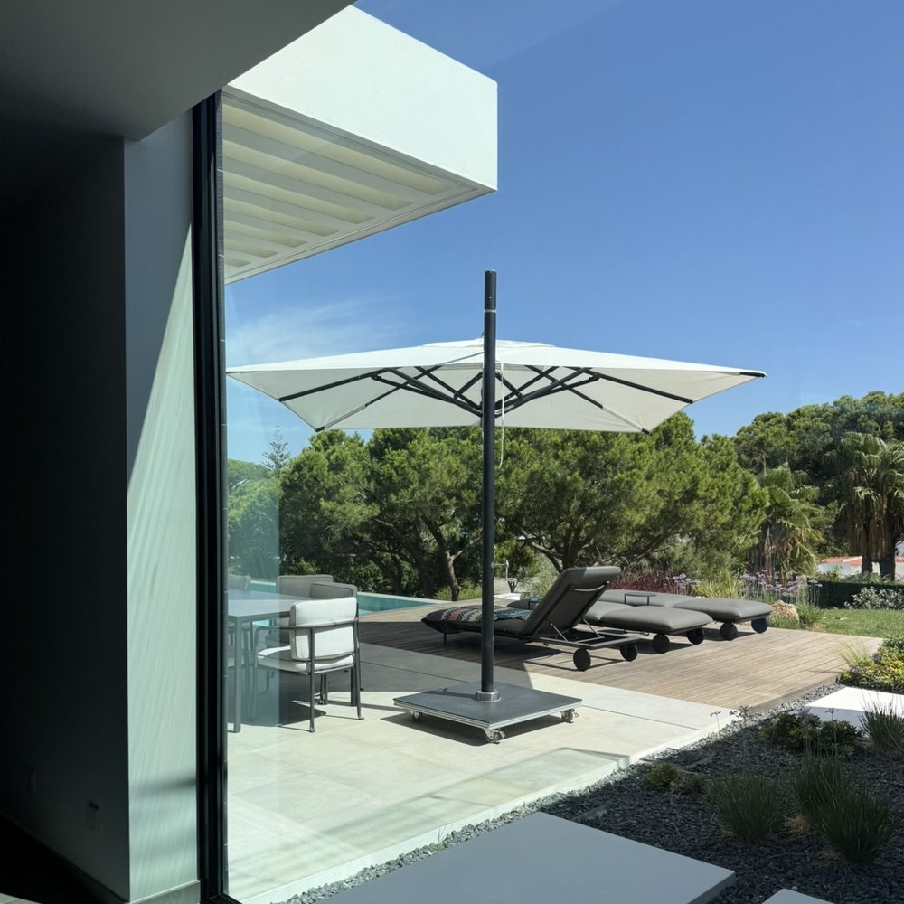 Window cleaning at a villa in Lagoa