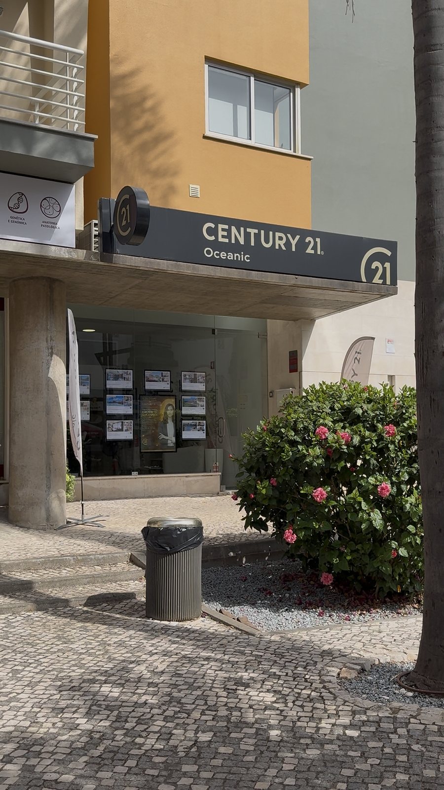 Century 21 Oceanic, Vilamoura Marina The Century 21 Oceanic estate agency shopfront on Vilamoura Marina, Algarve