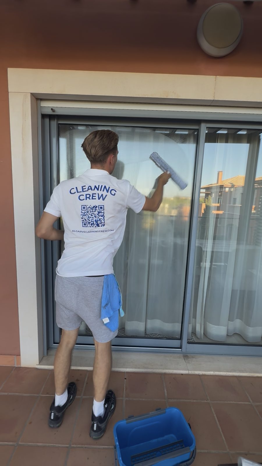 Cleaning the outside face of apartment terrace glass in Vilamoura