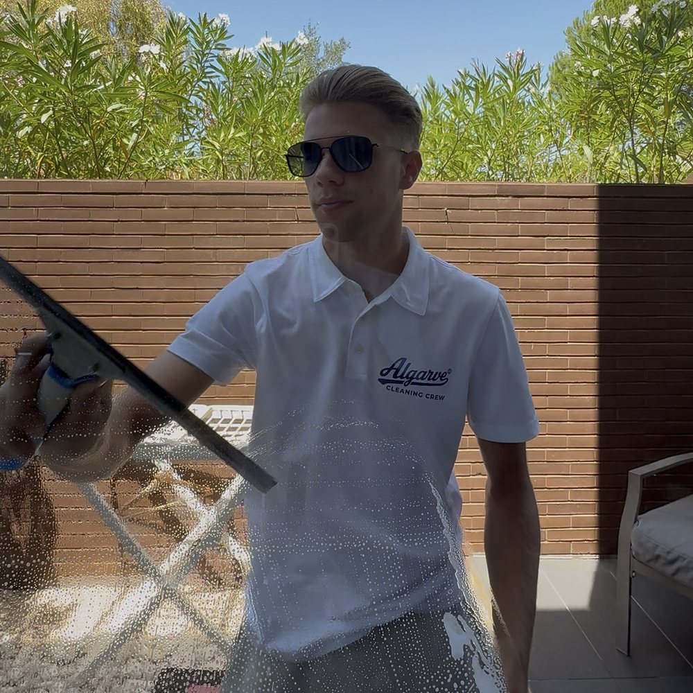 Apartment patio door window cleaning in Vilamoura