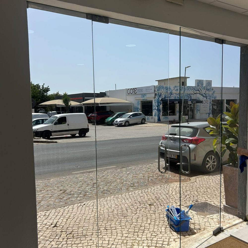 Window cleaning at Pedra Matizada, a stone showroom in Almancil