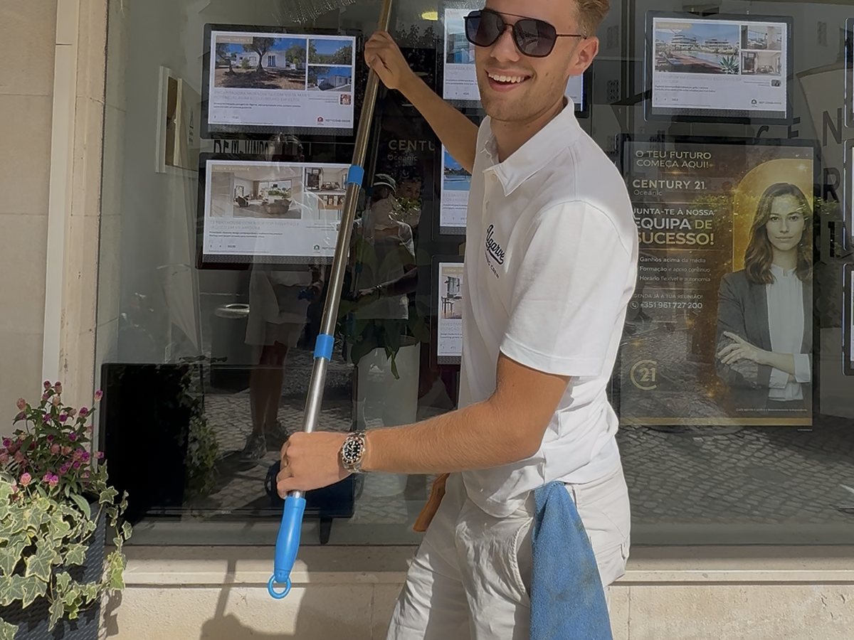 Commercial window cleaning at the Century 21 Oceanic shopfront, Vilamoura Marina